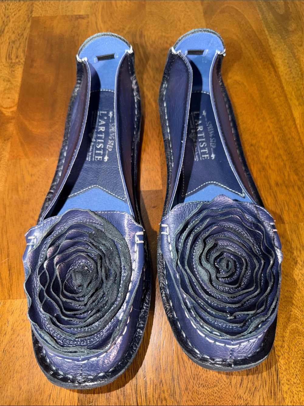L’Artiste Navy Leather Rosette Slip-On Loafers NWOT 10/10.5